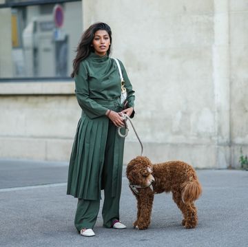 bezoeker paris fashion week met hond