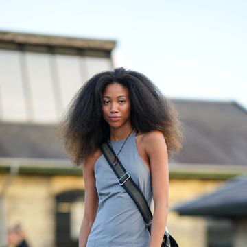 persoon in jurk op straat tijdens kopenhagen fashion week