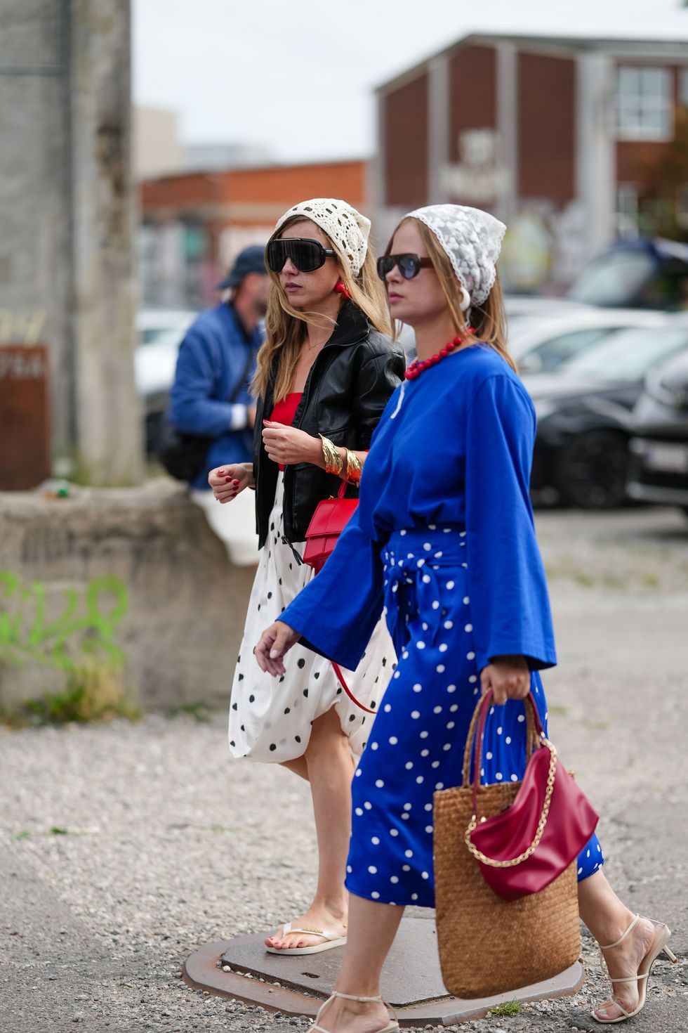 streetstyle foto van twee vrouwen tijdens kopenhagen fashion week