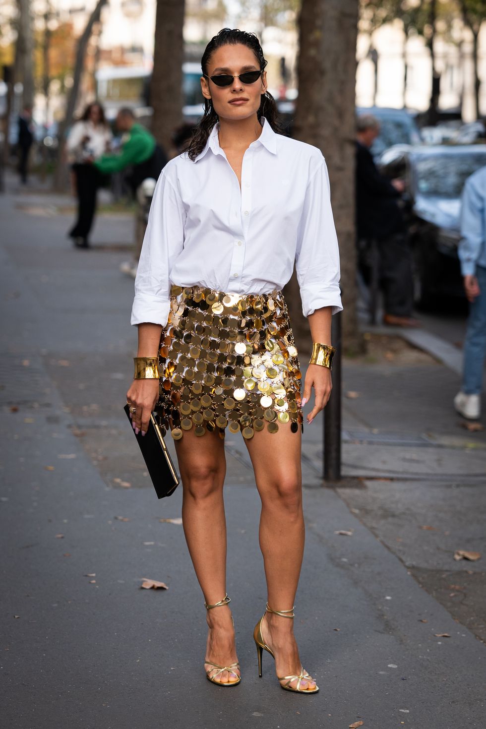Cómo combinar una minifalda de lentejuelas dorada, Estilo de Vida Moda