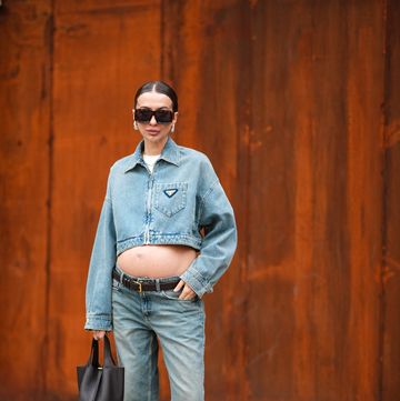 zwanger persoon gefotografeerd op straat tijdens milan fashion week