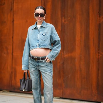 zwanger persoon gefotografeerd op straat tijdens milan fashion week