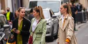 drie vrouwen op straat in parijs met shoptassen