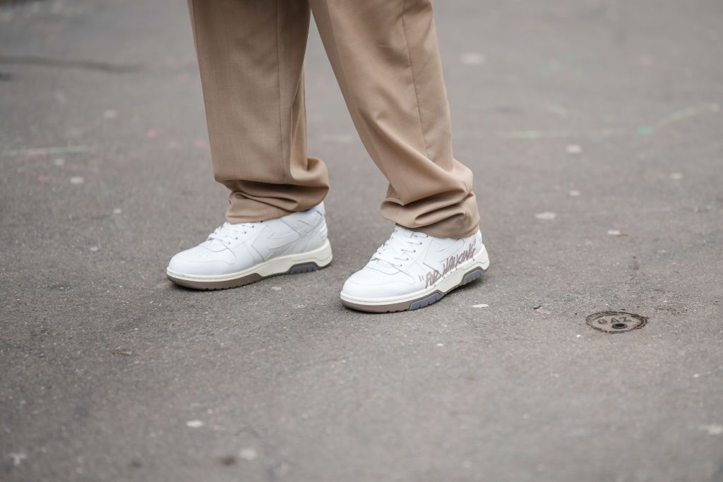 Las 10 zapatillas blancas de hombre más bonitas y que mejor quedan con  cualquier look