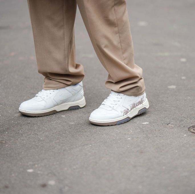 Las zapatillas blancas de tendencia a más tendencia para llevar