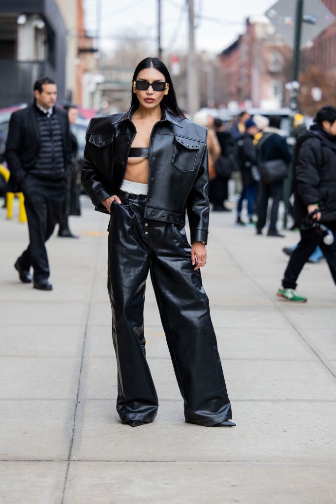 come portare la giacca di pelle secondo i look street style di new york