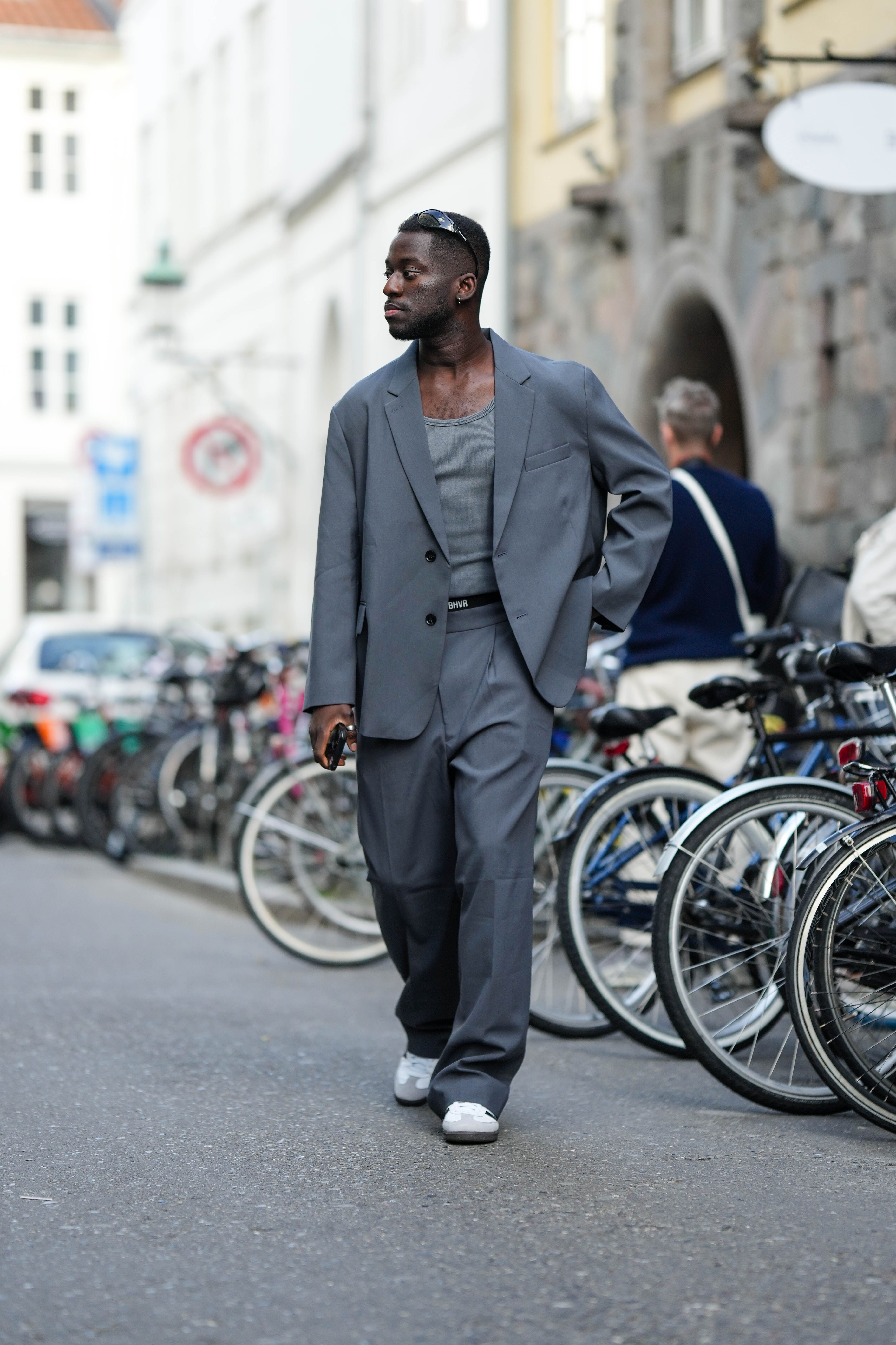 28 ideas de Pantalón gris  moda hombre, ropa de hombre, moda ropa
