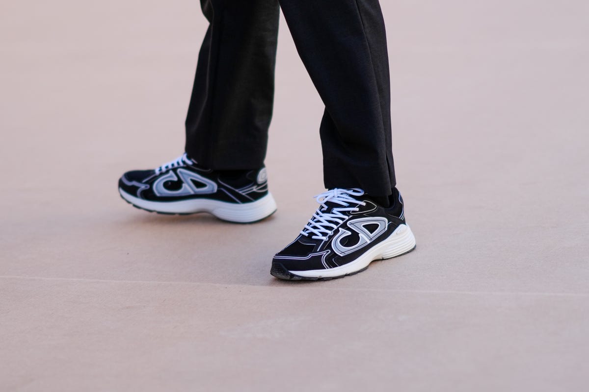 Sneakers' negras, tendencia VIP