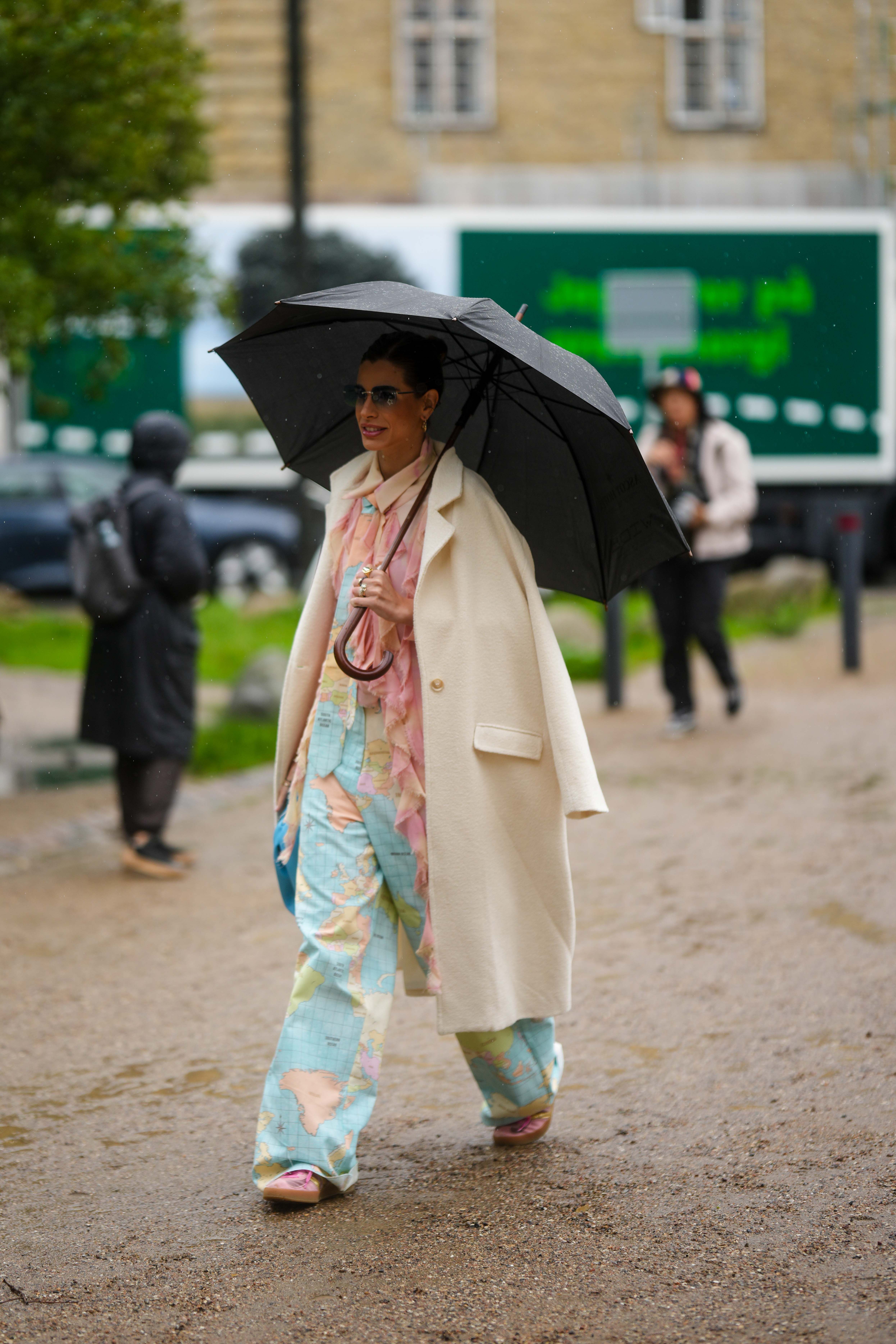 6 Outfit Con Sneakers Colorate Grande Trend Moda Inverno 2024   Guest Wears Black Sunglasses A Black Umbrella Gold Earrings News Photo 1704470390 