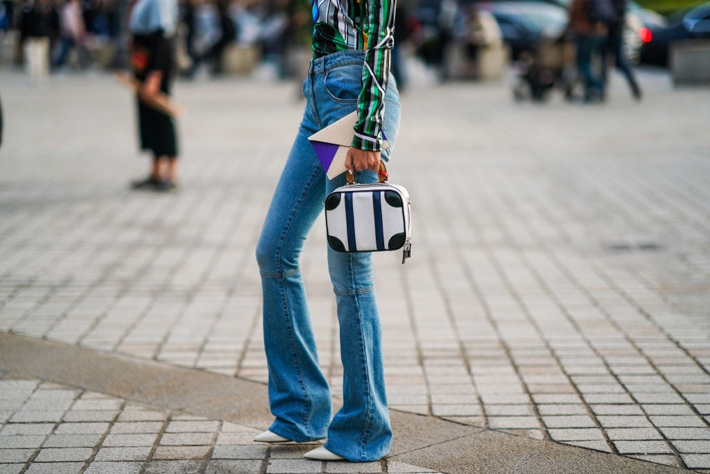 Tornano di moda gli anni '70. Quali sono le scarpe ideali da indossare con  i pantaloni a zampa?