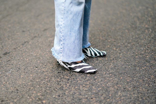 this trend for Spring is so fun! // Frayed Hem Jeans