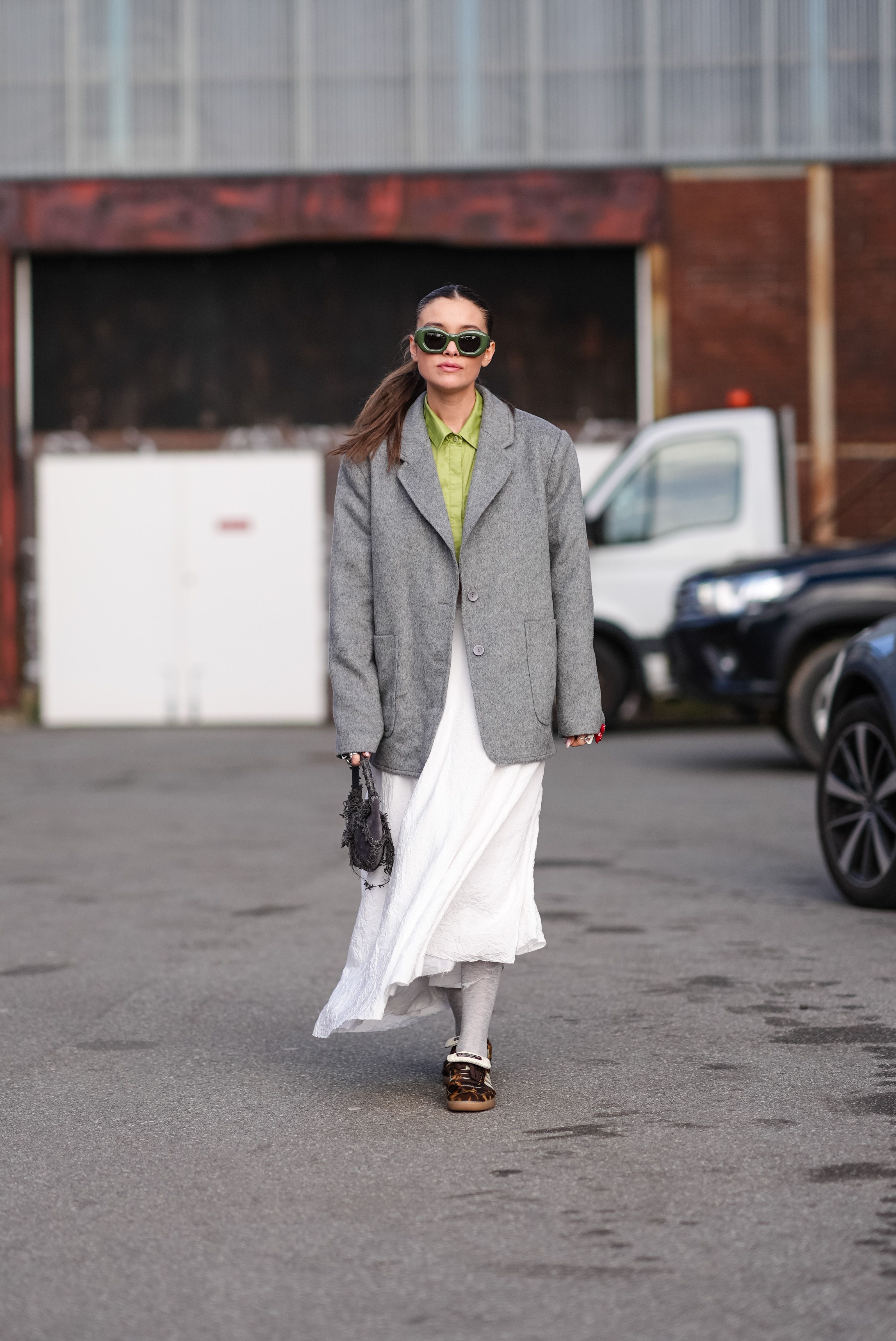 Come si abbinano le gonne lunghe bianche 6 outfit streetstyle Inverno 2024