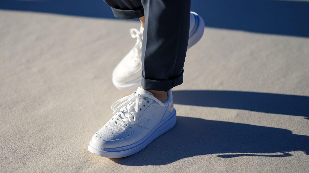 15 zapatillas blancas para hombre con buenas rebajas