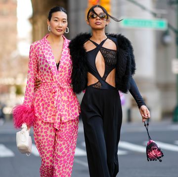 twee influencers poseren tijdens new york fashion week