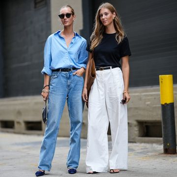 twee jonge vrouwen poseren in new york