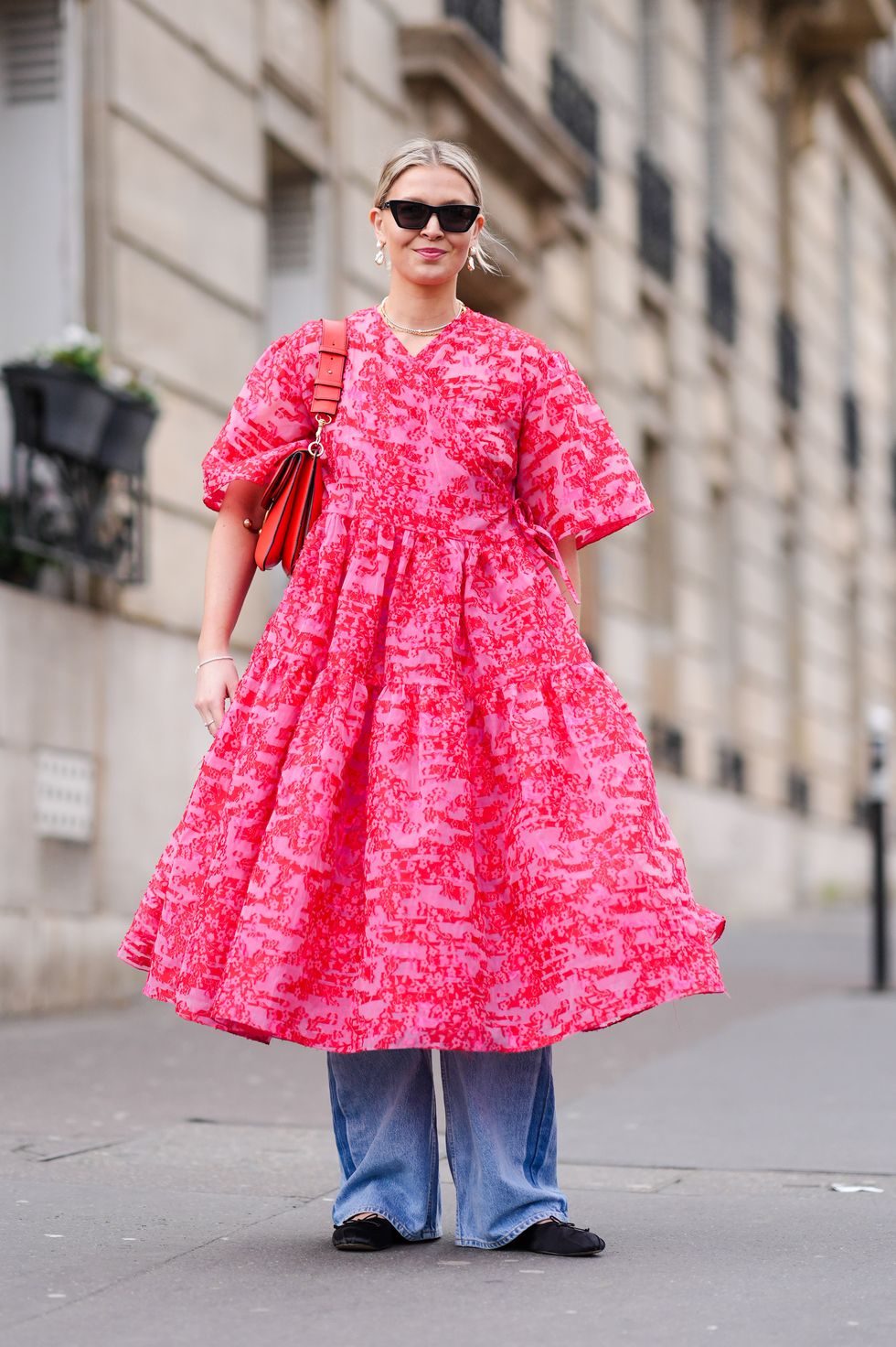 hollie mercedes poseert in roze midi jurk jeans en zwarte ballerina's tijdens paris fashion week