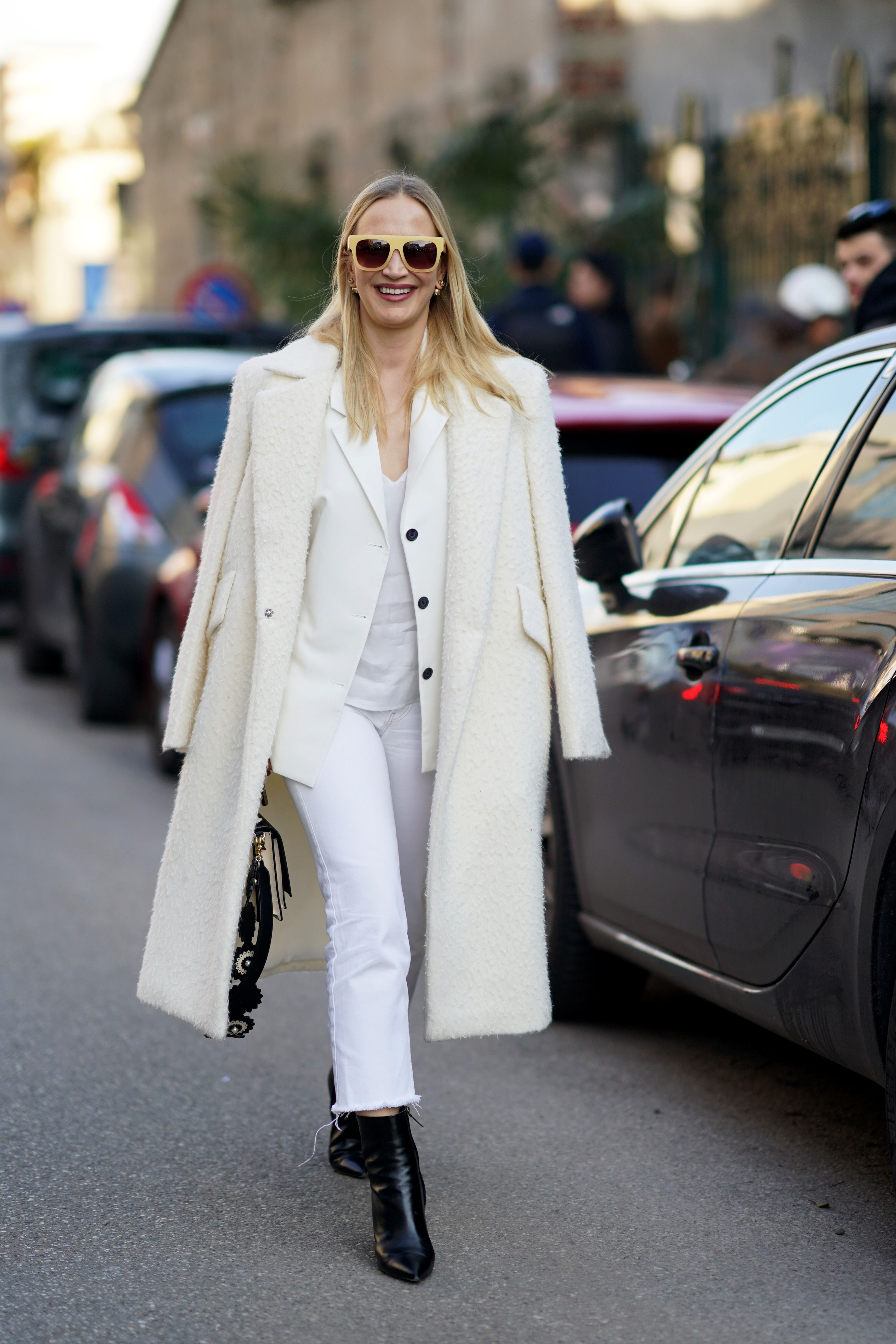 Cómo combinar un pantalón blanco en invierno