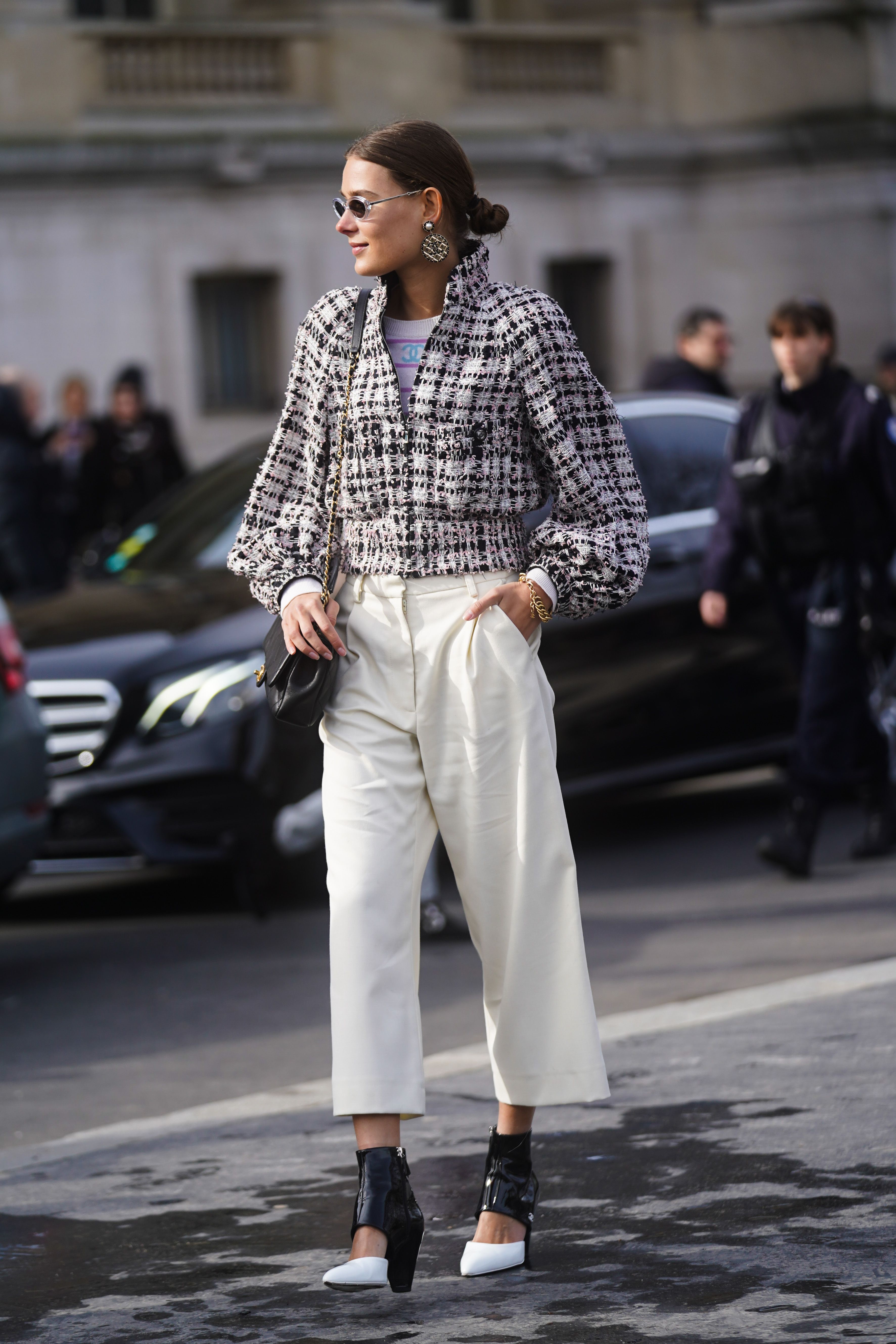 Pantalón blanco en invierno ? No hay duda . 📷 @fashion_jackson y