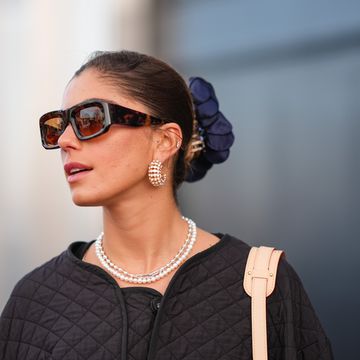 een vrouw draagt bruine zonnebril tijdens kopenhagen fashion week