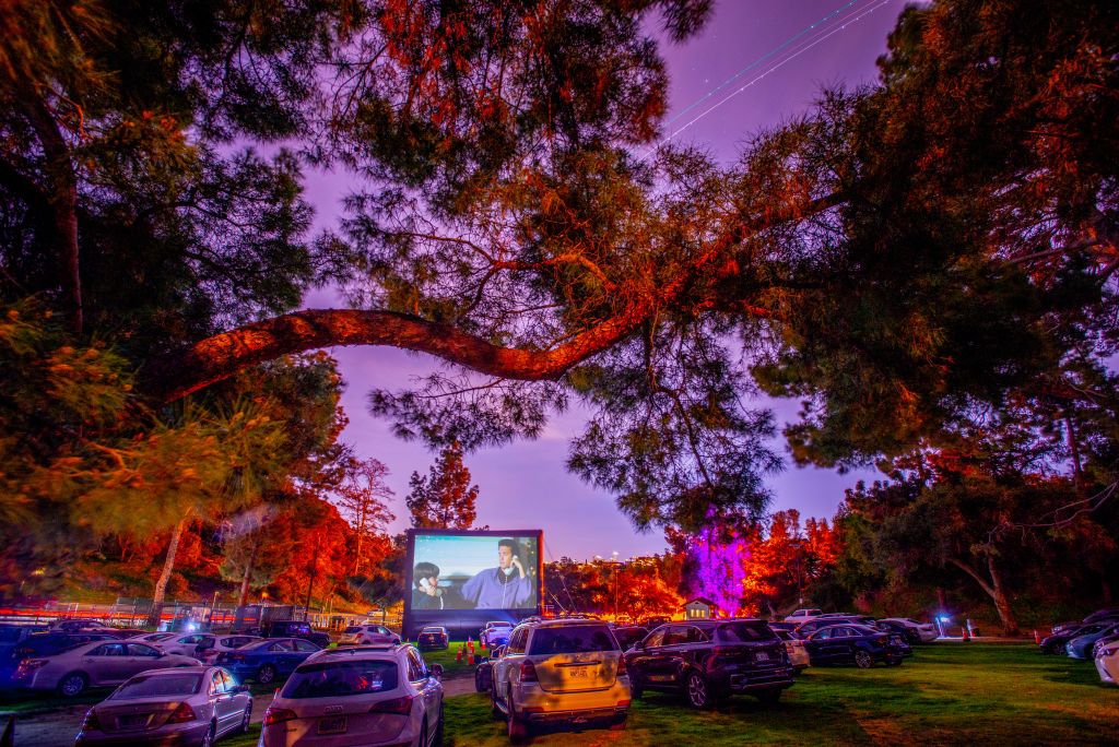 Cinemas drive-in nos EUA atraem público jovem com apelo à nostalgia e  sessões 'românticas' a céu aberto, Cinema