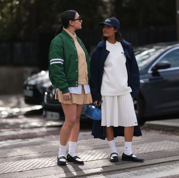 gasten bij paris fashion week op straat