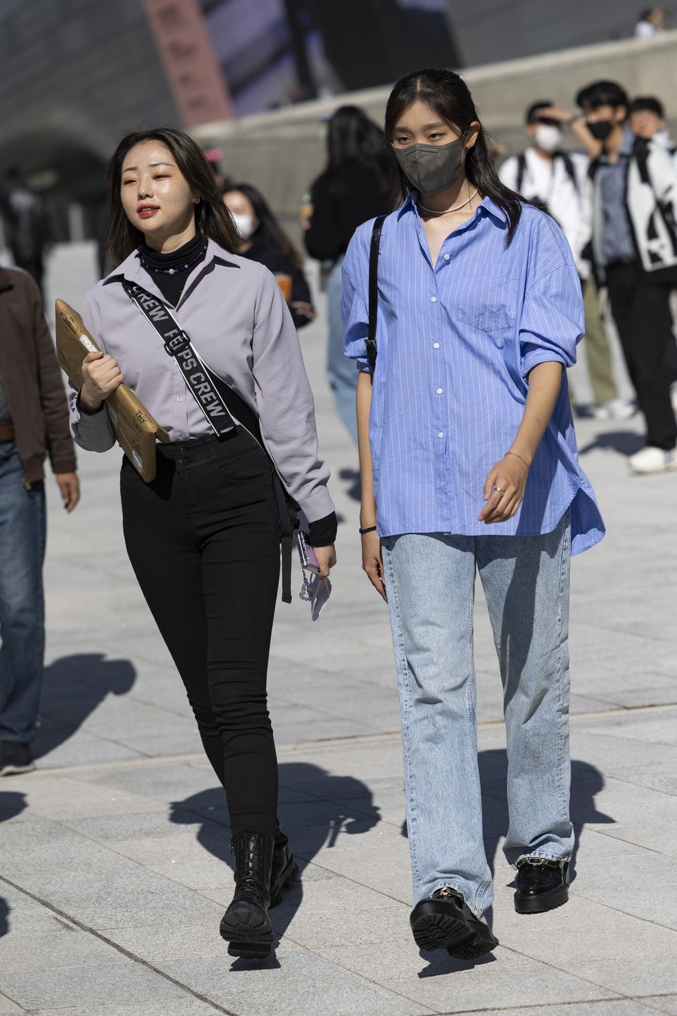 pantaloni inverno 2023 street style seoul fashion week