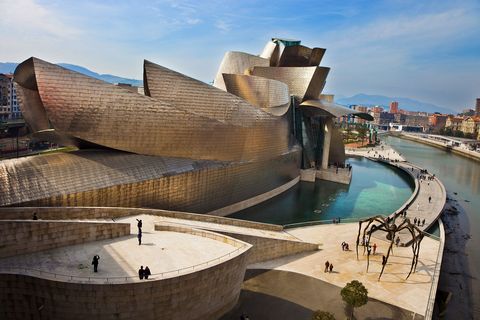 De befaamde architectFrank Gehryis de ontwerper van het wereldberoemde Museo Guggenheim Bilbao waarin op drie etages modernistische en hedendaagse kunst wordt getoond Het bouwwerk is een speelse eenheid van golvende vlakken waarbij de faade en het interieur door gebogen volumes en glazen schermen met elkaar worden verbonden De golvende lijnen en ook het titanium dat voor het gebouw werd gebruikt zorgen voor een bijzonder lichtval op de faade Het Guggenheim werd in 1997 geopend en betekende een revolutie in onze kijk op musea en architectuur