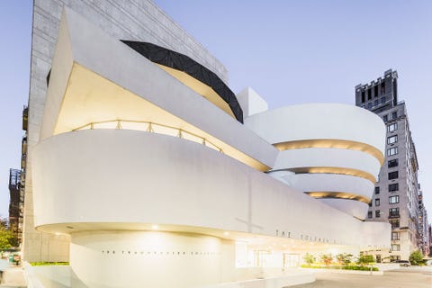 Al in 1943 werd besloten tot de bouw van het oudste museum in deze lijst het Solomon R Guggenheim Museumin New York Het ging echter pas open in 1959Frank Lloyd Wright de architect van het gebouw stierf zes maanden voor de opening Het wordt wel gezien als zijn belangrijkste bouwwerk Op de website van het museum staat een citaat te lezen van Paul Goldberger over de invloed van het gebouw Door het bouwwerk van Wright werd het sociaal en cultureel geaccepteerd dat een architect een zeer expressief intens persoonlijk museum ontwerpt Zo bezien stammen bijna alle hedendaagse musea af van het Guggenheim In de loop van de jaren is het cirkelvormige modernistische bouwwerk verschillende keren gesloten geweest voor renovatiewerkzaamheden maar het blijft ook nu nog een architectonische parel