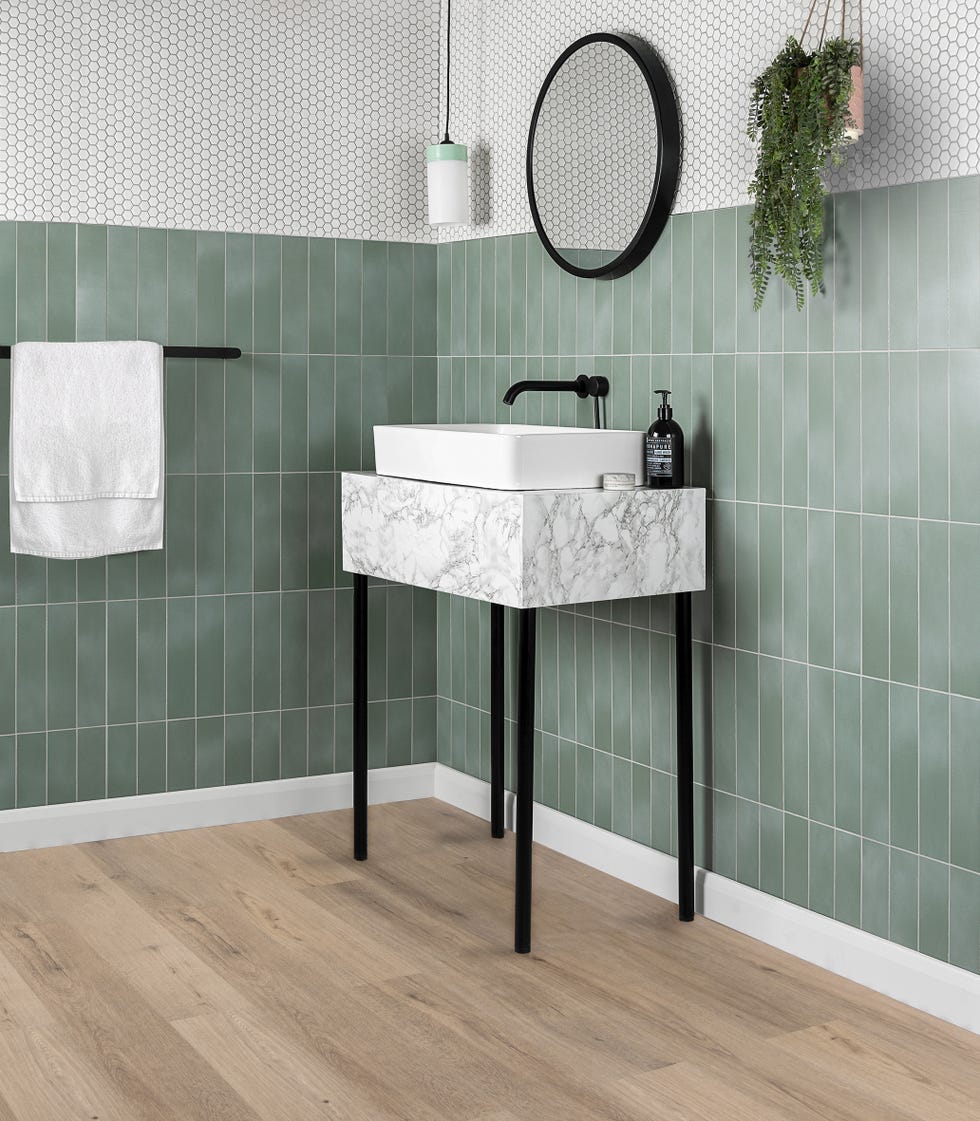 baño verde con suelo vinílico efecto madera