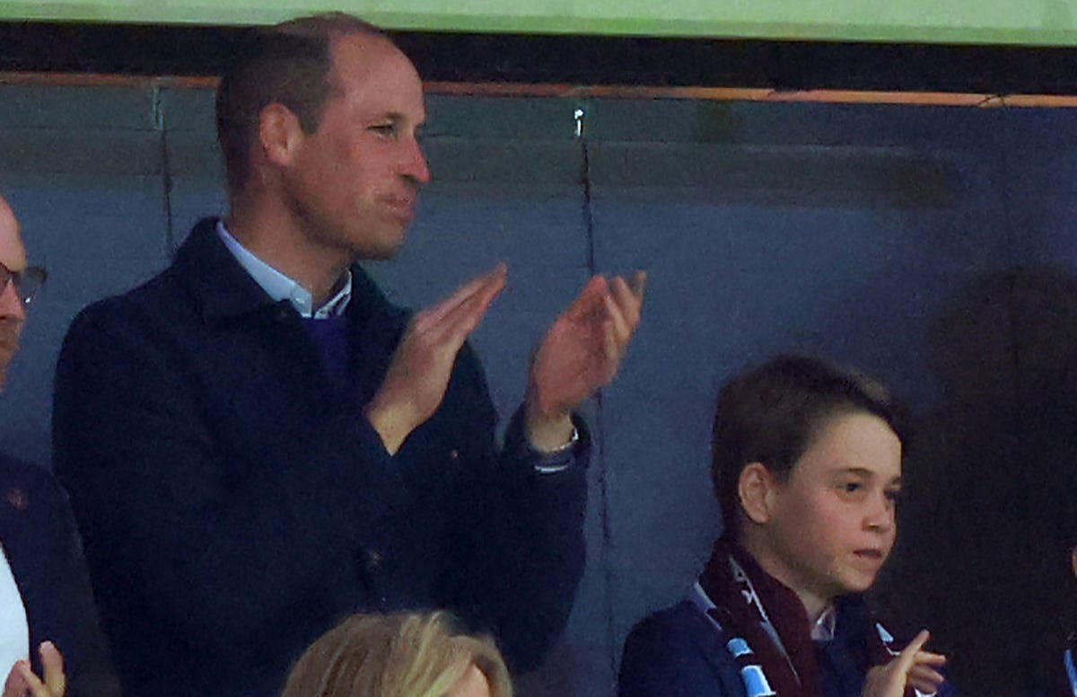 padre e hijo en un partido del aston villa