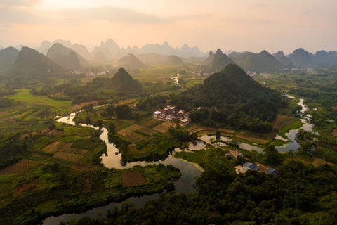 Guilin & Lijiang River National Park, China GUILIN LIJIANG RIVER NATIONAL PARK CHINADe ideale manier om het bijzondere karstgebergte en de kliffen en grotten in dit nationale park in het zuidoosten van China op je in te laten werken is met een riviercruise Bezoek de steden Guilin en Yangshuo in het voorjaar of de late herfst om van het postkaartachtige uitzicht te kunnen genieten zonder de meutes in de zomer