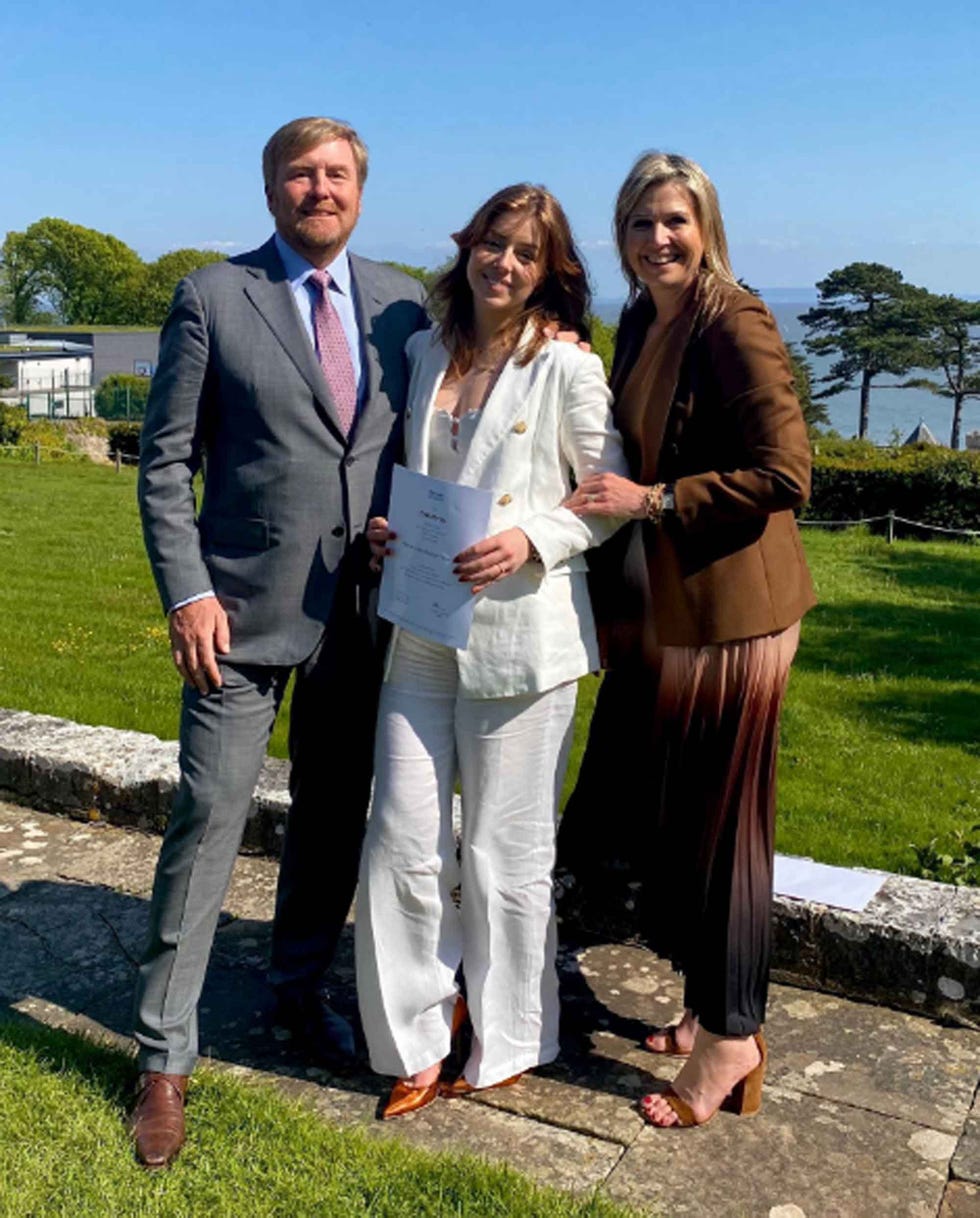 alexia de holanda, acompañada por los reyes guillermo y máxima, se gradúa en el uwc atlantic college de gales