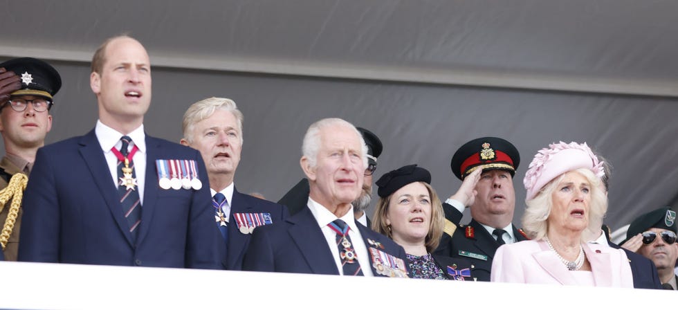 el rey carlos iii y su esposa con el principe guillermo