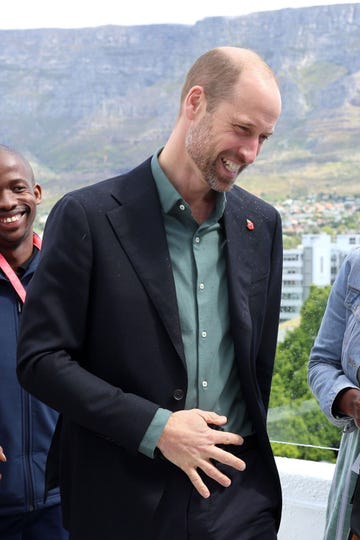 el principe de gales sonrie en su reunion con los lideres jovenes contra el cambio climatico