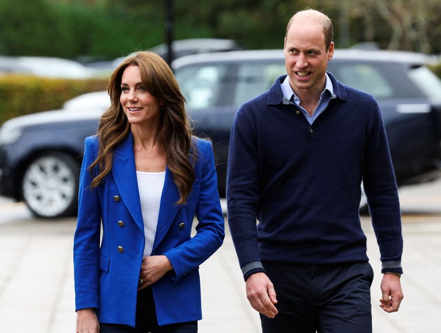 los principes de gales vestidos de azul