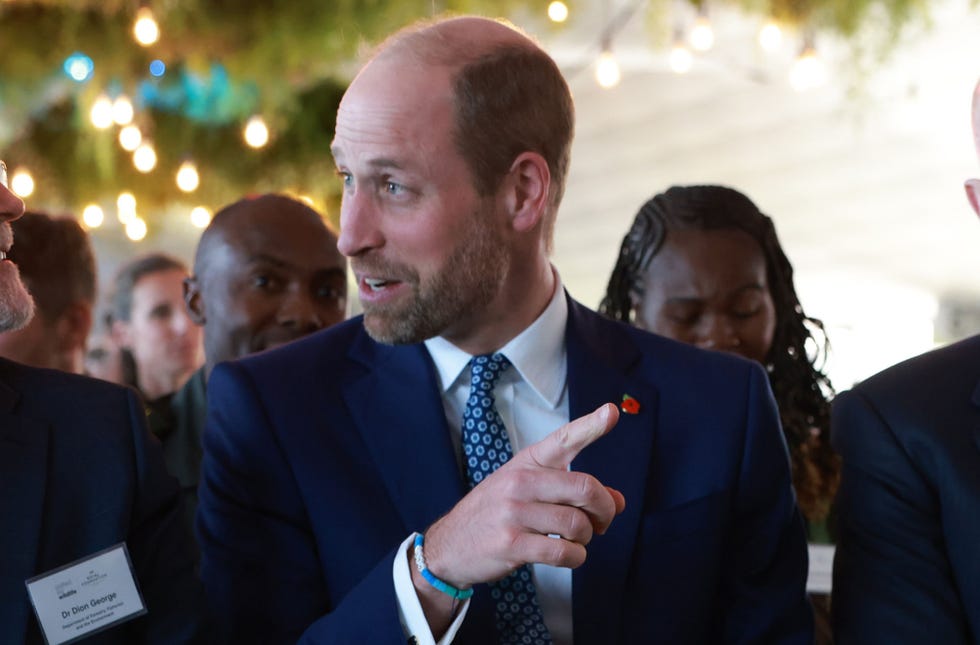 el principe de gales en sudafrica con una pulsera que pone papa