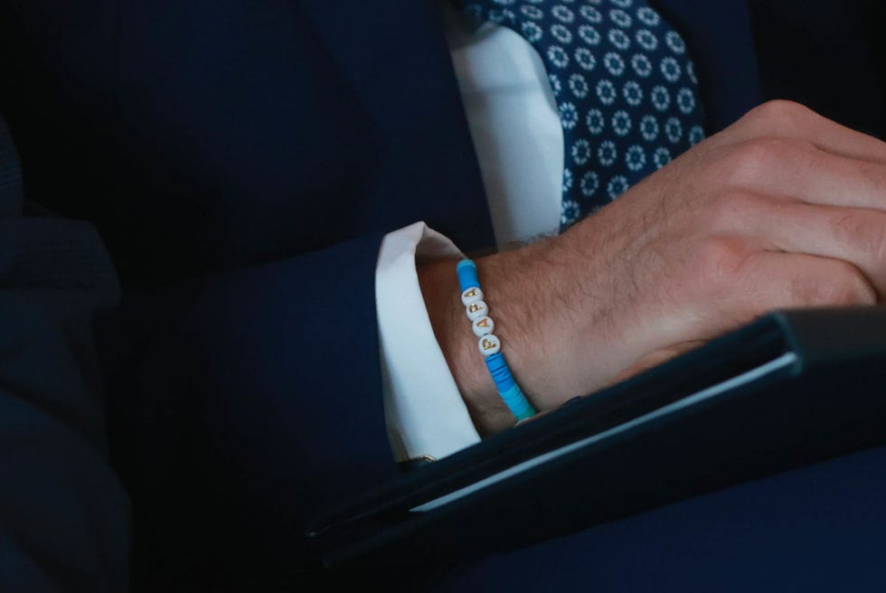 la pulsera del principe de gales con la inscripcion 'papa'
