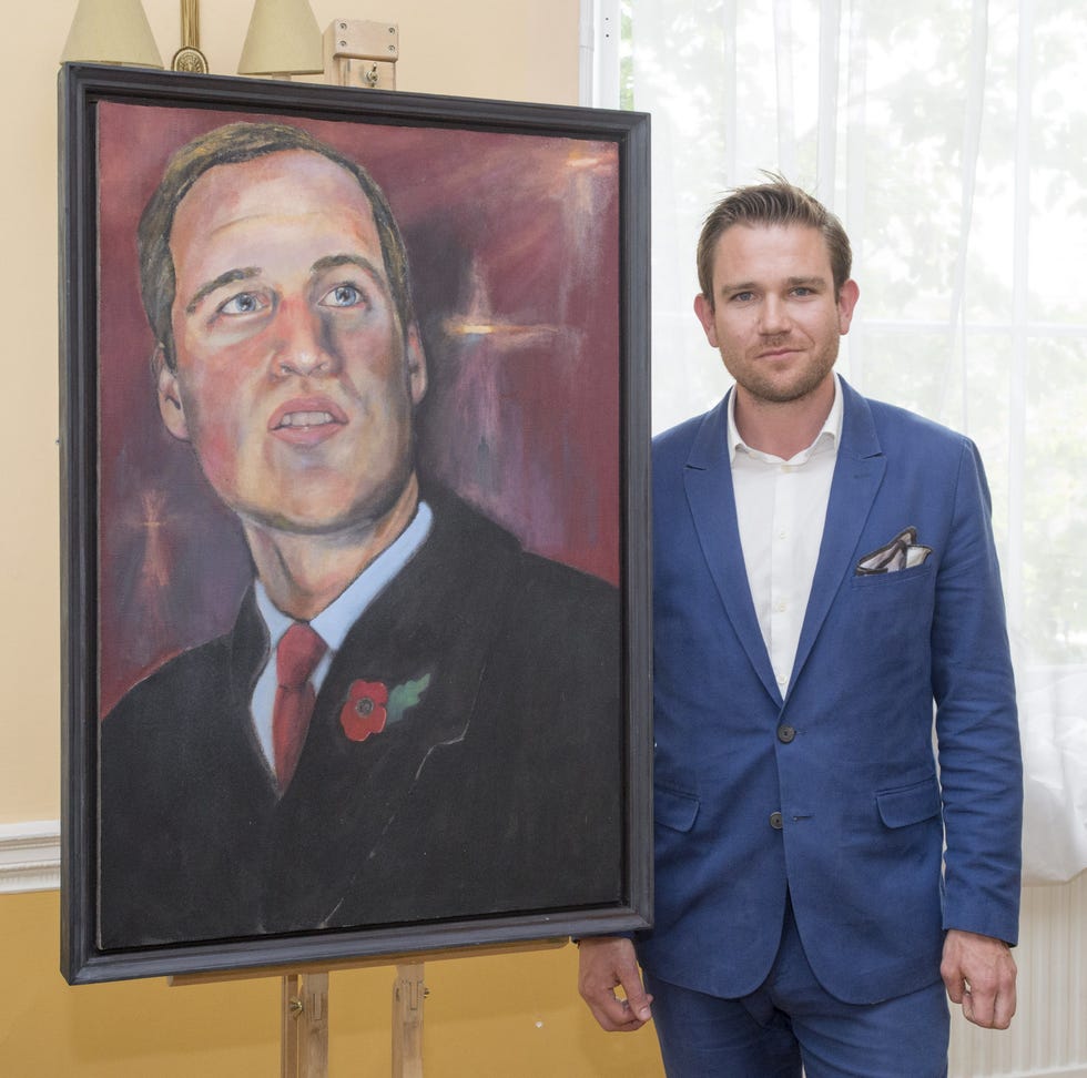 dan llywelyn hall con el cuadro de guillermo
