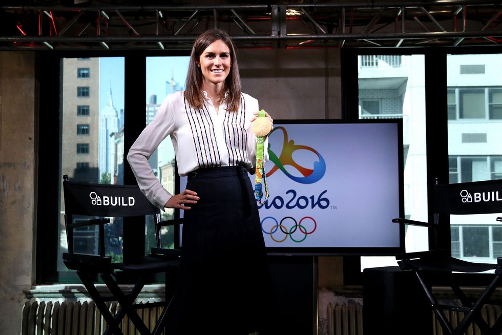 la campeona olímpica de triatlón gwen jorgensen exhibe orgullosa su medalla de oro en río 2016 en una entrevista televisiva