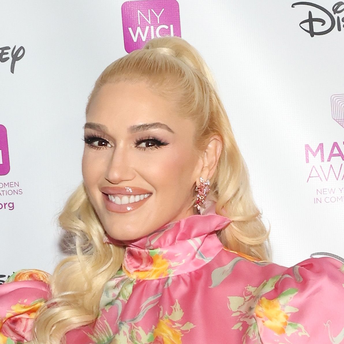 Gwen Stefani Has Sculpted Abs In A Bra Top And Fishnets In IG Vid