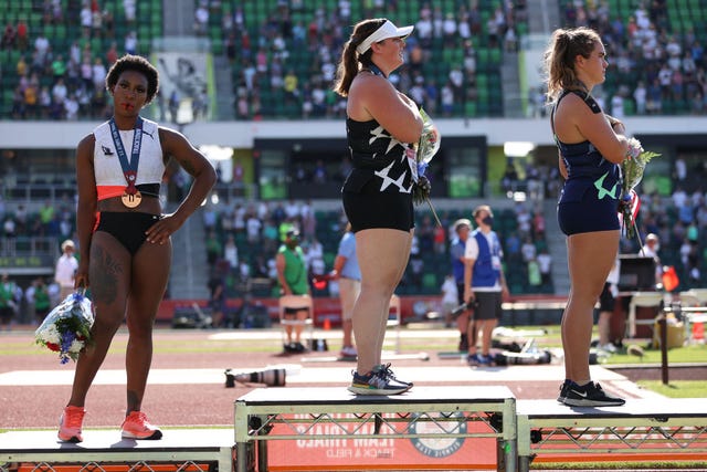 la atleta y lanzadora de peso gwen berry durante los trials olímpicos de estados unidos