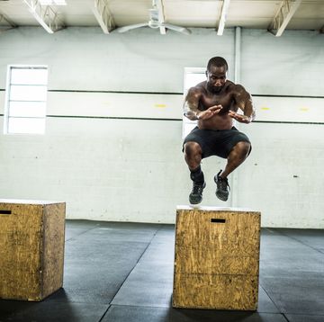 gym man doing box jumps