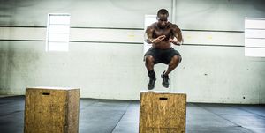 gym man doing box jumps