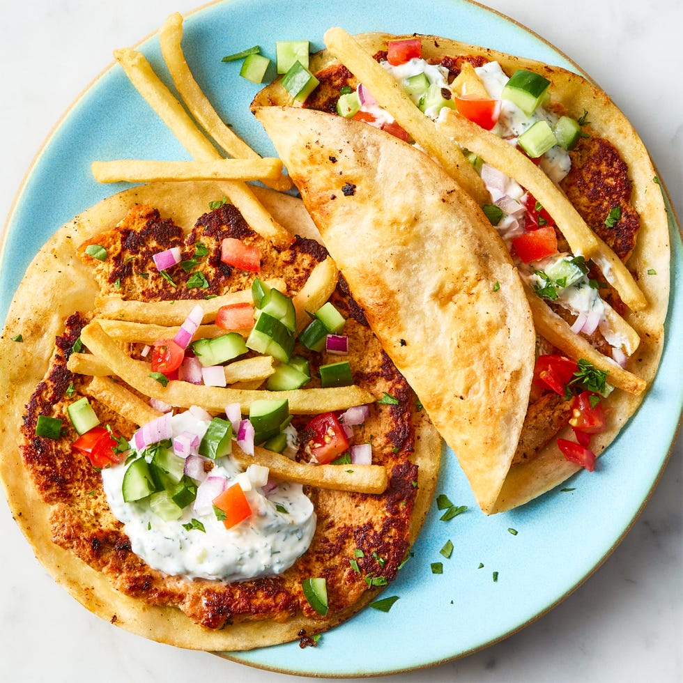 gyros smash tacos garnis de tzatziki, de concombres, de tomates et de frites