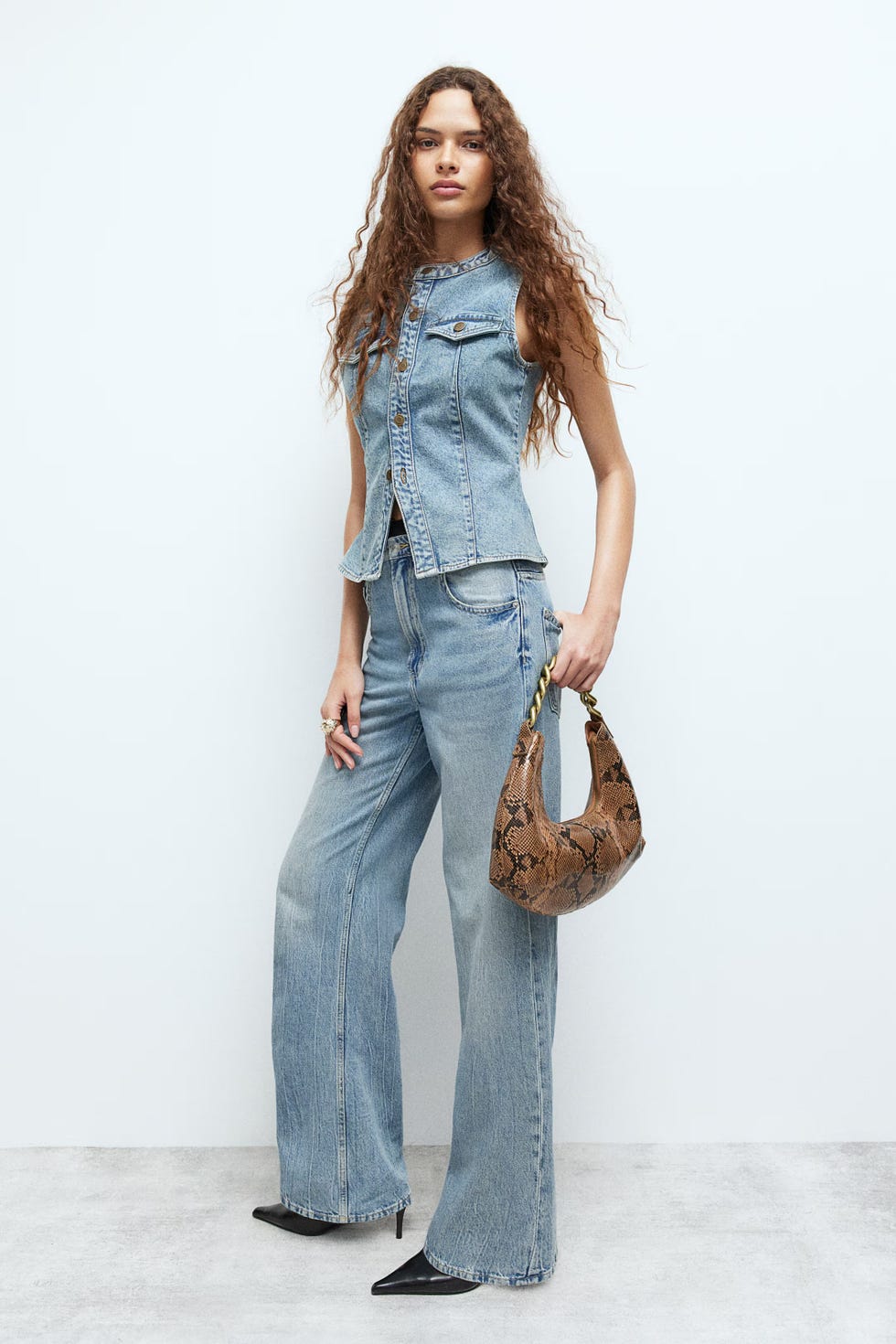 een model poseert in een denim look van hm