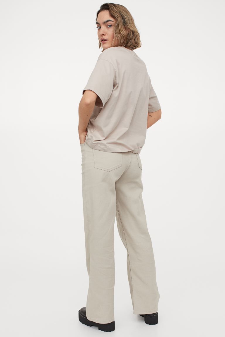 Te vas a enamorar de los pantalones anchos satinados de H&M