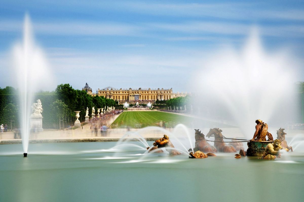 Het Bassin van Apollo is een van de 55 waterpartijen in de tuinen van het Kasteel van Versailles een Werelderfgoed van de UNESCO