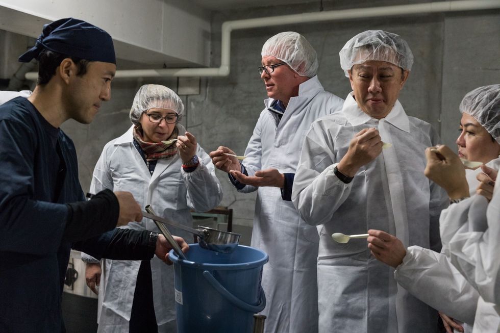 Bezoekers worden rondgeleid door de sakebrouwerij van Fukumitsuya de oudste in Kanazawa
