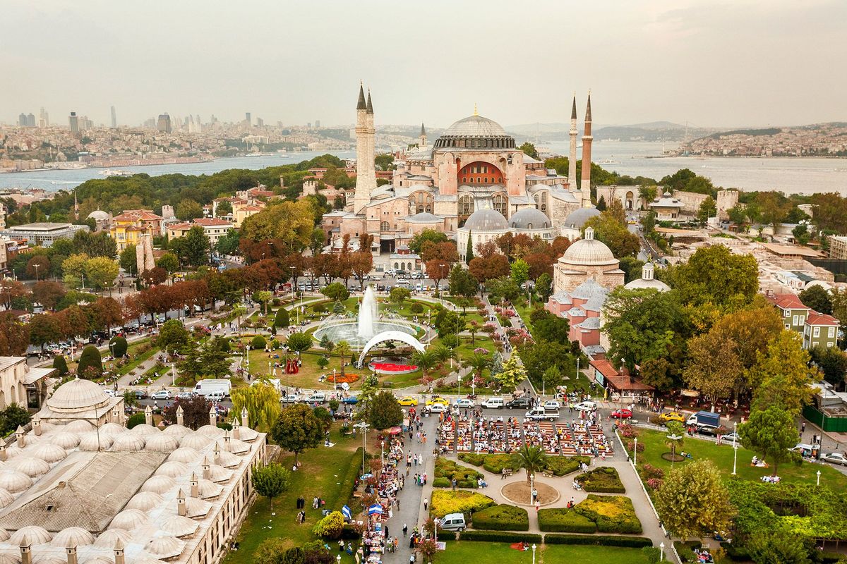 De Hagia Sophia een van s werelds architectonische parels kijkt uit over de Bosporus in Istanbul