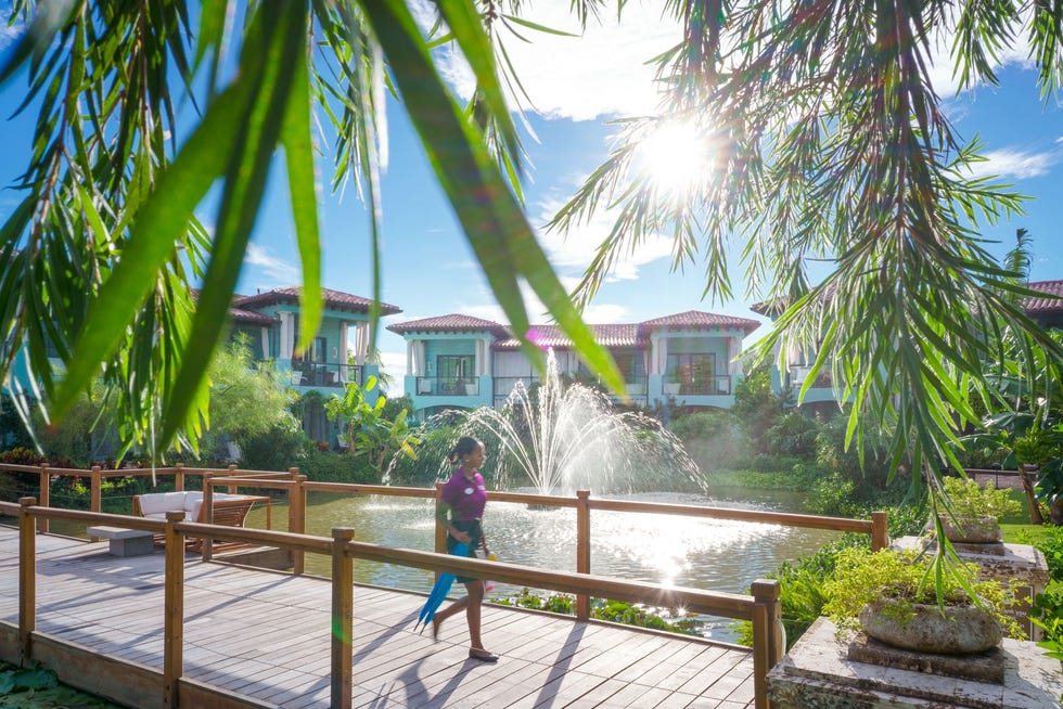 De regering van Grenada heeft bij het opnieuw toelaten van toeristen voor een voorzichtige benadering gekozen bezoekers moeten vr hun komst een negatieve COVID19test kunnen tonen en na aankomst bovendien vier dagen in hun hotel of resort zoals het Sandals LaSource Grenada Resort  Spa op de foto blijven waarna ze pas na een tweede negatieve test vrijelijk door het eilandstaatje kunnen reizen
